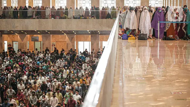 FOTO: Sholat Jumat Terakhir Ramadhan 1443 H di Masjid Istiqlal