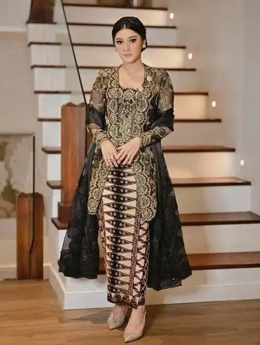 Pesona cantik dan berkelas dari Naysila Mirdad saat tampil mengenakan kebaya. Kebaya hitam dengan bordir emas, dipadunya dengan kain batik bernuansa senada dan selendang hitam yang serasi. [Foto: Instagram/avenue8boutique]