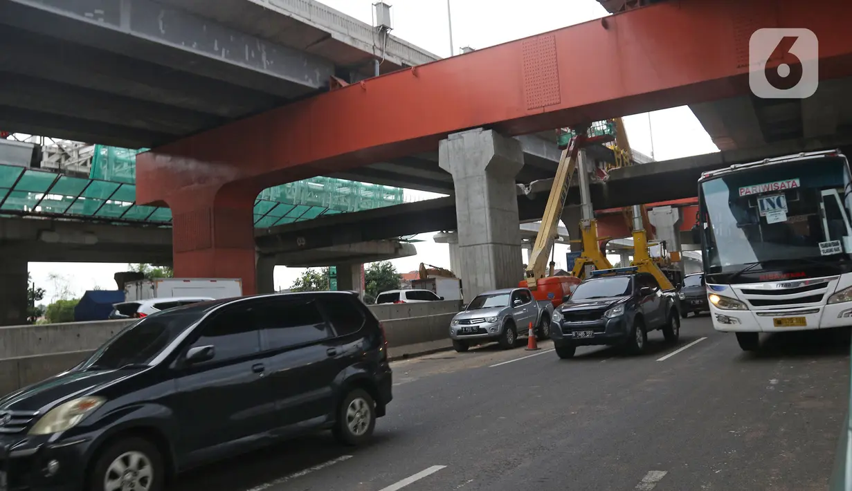 Suasana pos penyekatan di Cikarang Barat, kabupaten Bekasi, Jawa Barat, Rabu (20/5/2020). H - 4 menjelang Lebaran, kondisi lalu lintas jalan tol Jakarta - Cikampek terlihat ramai lancar. (Liputan6.com/Herman Zakharia)