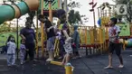 Anak-anak didampingi orangtua bermain di RPTRA Bhineka Jakarta Selatan, Sabtu (30/7/2022). Selain menjadi alternatif mengisi libur bersama keluraga, taman juga menjadi ruang bagi warga untuk berinteraksi sosial sekaligus mengeduksi anak untuk bermain bersama teman-teman dengan wahana yang tersedia. (Liputan6.com/Johan Tallo)