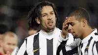 Reaksi Amauri dan Felipe Melo ketika Juventus bermain imbang 1-1 melawan Livorno, 6 Februari 2010. AFP PHOTO/FABIO MUZZI