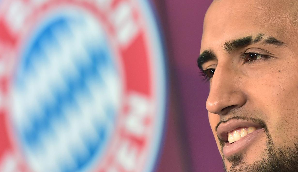  Pemain baru Bayern Munchen Arturo Vidal diperkenalkan pada jumpa pers di Munich, Jerman, Selasa (28/7/2015). (EPA/Peter Kneffel)