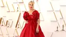 Molly Sims tampil mengenakan gaun bernuansa merah vibrant yang luar biasa indah rancangan Elie Saab. Foto: Instagram.