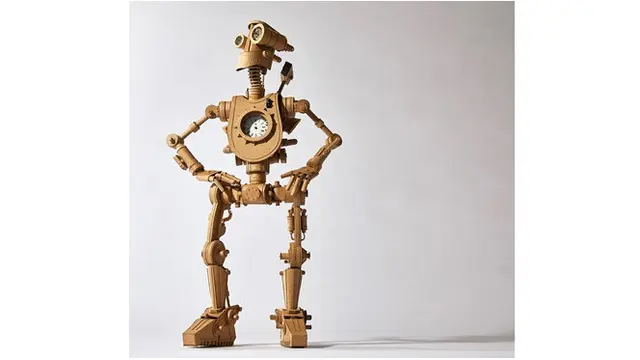 Greg Olijnyk berhasil mengubah karton menjadi patung robot yang mengagumkan.