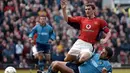 Roy Keane dibeli MU dari Nottingham Forest dengan harga 3,75 juta poundsterling. Dirinya merupakan salah satu kapten terbaik Red Devil di era Sir Alex Ferguson. (AFP/Paul Barker)