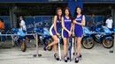 Para Umbrella Girl berpose saat Asia Road Racing Championship (ARRC) 2017 di Sirkuit Buriram, Thailand, Sabtu (2/12/2017). Kehadiran para umbrella girl menjadi daya tarik tersendiri di lintasan balap. (Bola.com/Muhammad Wirawan)
