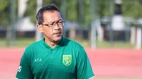 Pelatih Persebaya Surabaya, Aji Santoso. (Bola.com/Aditya Wany)