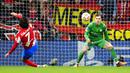 Pemain Atletico Madrid Joao Felix (kiri) gagal mencetak gol melewati kiper Manchester City Ederson pada pertandingan sepak bola leg kedua perempat final Liga Champions di Stadion Wanda Metropolitano, Madrid, Spanyol, 13 April 2022. Pertandingan berakhir imbang 0-0. (AP Photo/Manu Fernandez)
