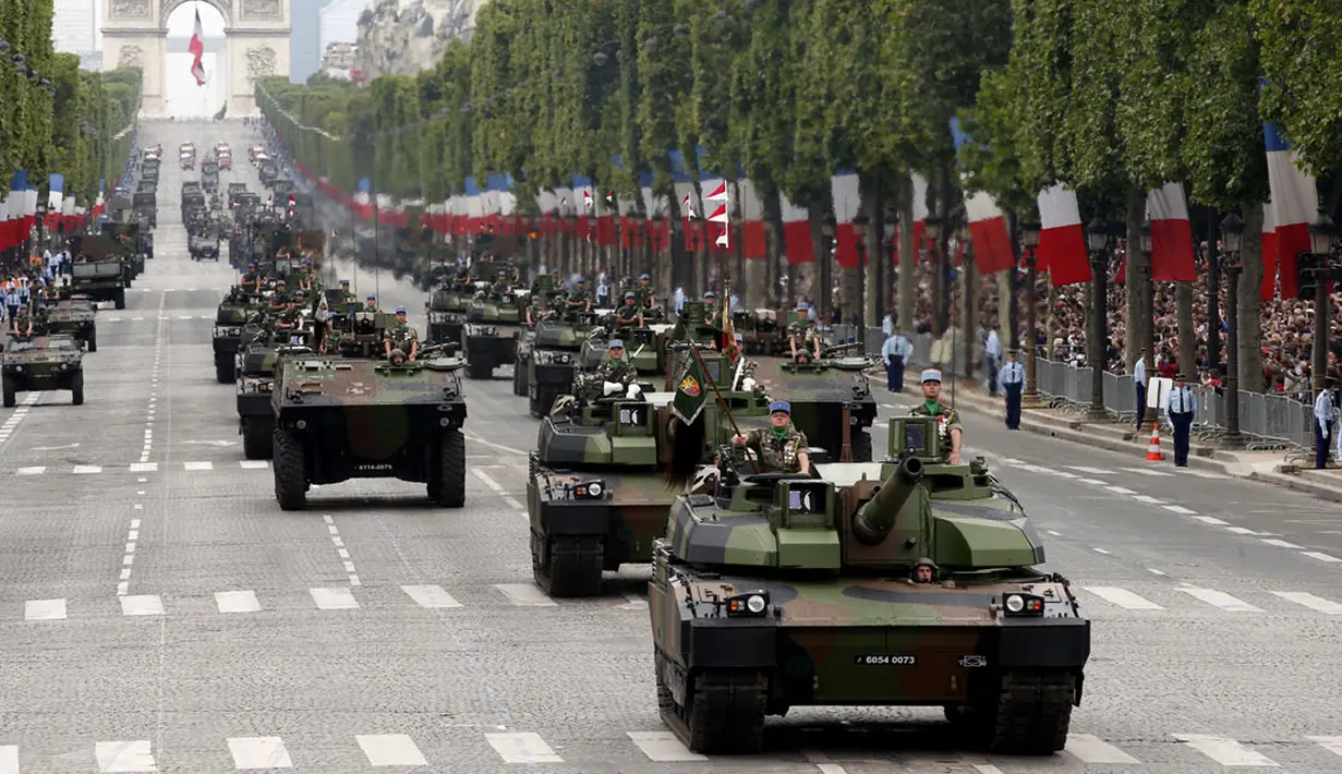 Deretan tank berjajar memeriahkan peringatan Bastile Days 2014 di jalan Champs Elysees di Paris, (14/7/2014). Bastile Days merupakan peringatan penyerbuan benteng penjara Bastille pada 14 Juli 1789. (REUTERS/Benoit Tessier)