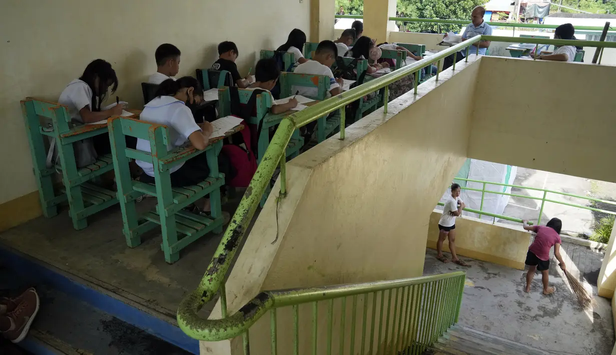 Para pengungsi diarahkan ke lebih dari 20 tempat penampungan darurat, yang sebagian besar merupakan sekolah dasar dan sekolah menengah. (AP Photo/Aaron Favila)