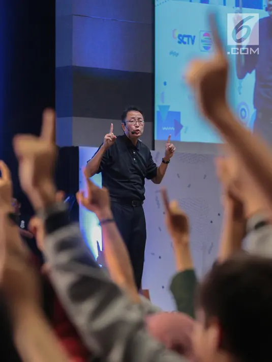 Motivator Tung Desem Waringin saat memberikan perubahan dahsyat dan semangat dalam hidup dalam Emtek Goes to Campus 2018 di Universitas Kristen Petra, Surabaya, Jawa Timur, Rabu (14/11). (Liputan6.com/Faizal Fanani)