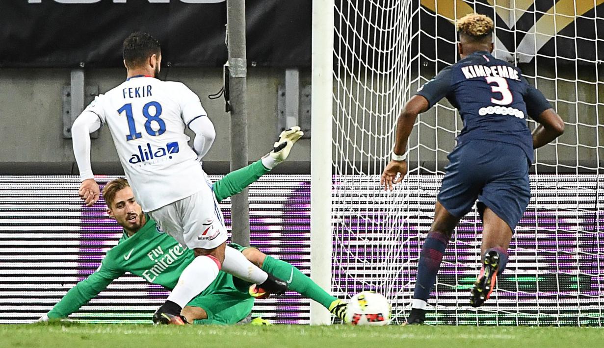 Kiper Paris Saint-Germain (PSG), Kevin Trapp, berusaha menghalau serangan pemain Olympique Lyon, Nabil Fekir, pada laga Piala Super Prancis di Stadion Worthersee, Klagenfurt, Minggu (7/8/2016) dini hari WIB. (AFP/Boris Horvat)