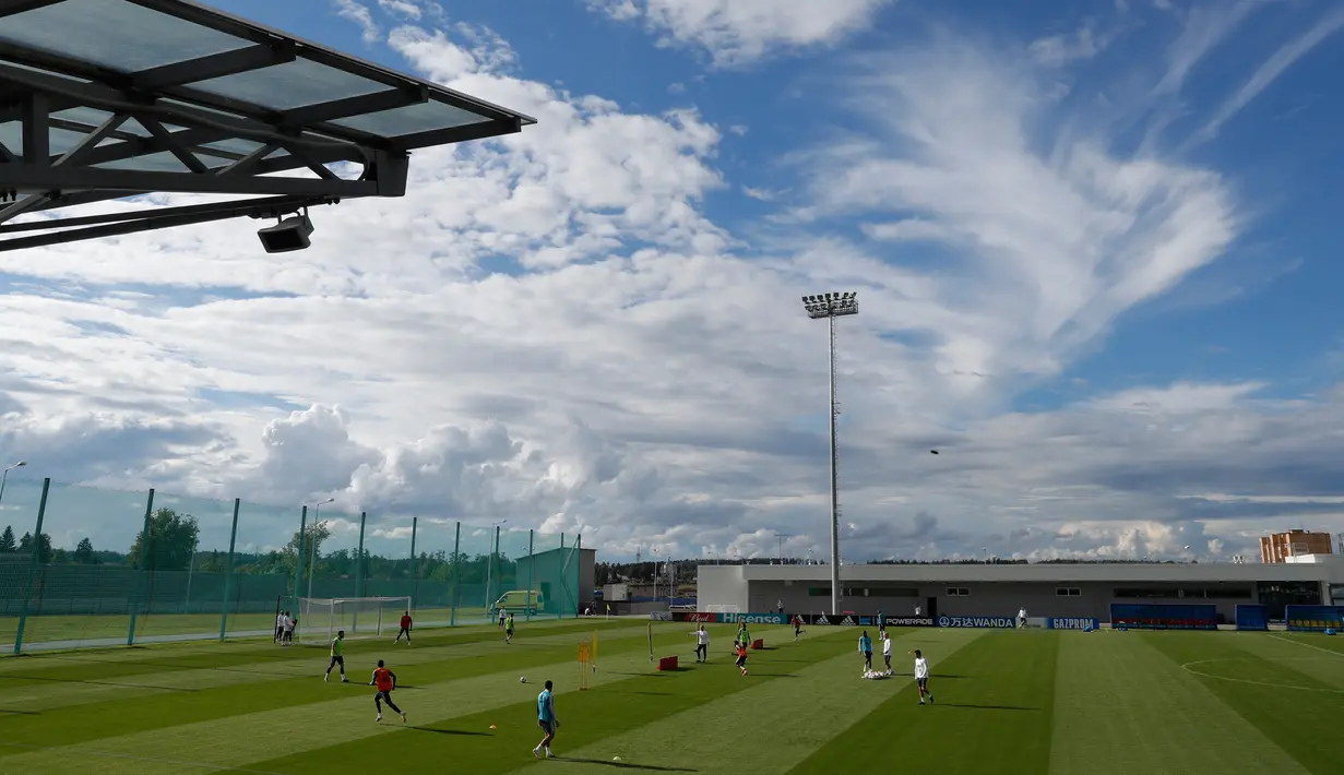 Suasana latihan timnas Prancis di Glebovets, Rusia, (7/7). Prancis akan bertanding melewan Belgia pada babak semifinal Piala Dunia 2018. (AP Photo / David Vincent)