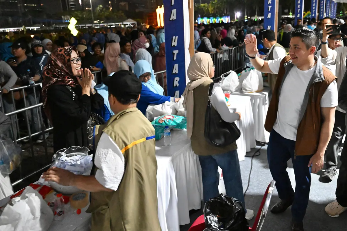 Seskab Teddy Indra Wijaya di bazar rakyat