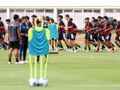 Pemain Timnas Indonesia U-23 saat mengikuti sesi latihan bersama di Stadion Madya, Kompleks Gelora Bung Karno, Senayan, Jakarta, Kamis (9/10/2025). (Liputan6.com/Helmi Fithriansyah)