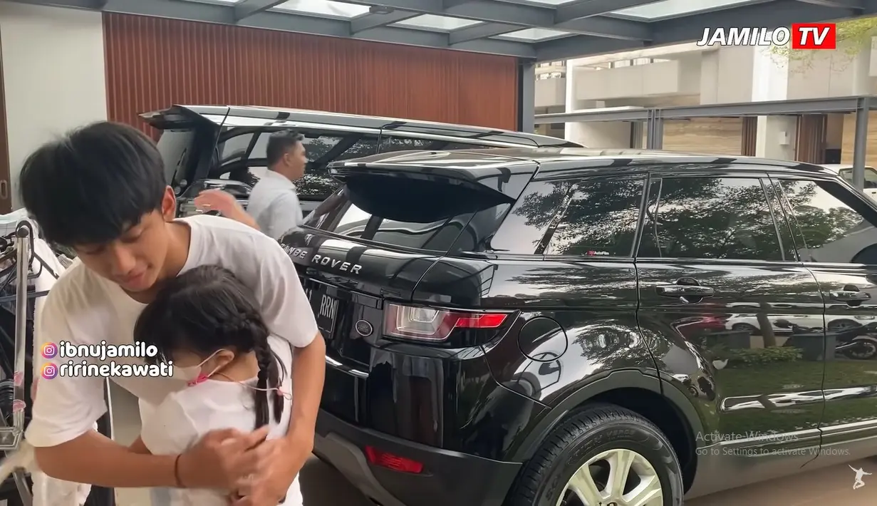 <p>Yaya dikenal sebagai anak yang ceria. Sedangkan Dhofin dikenal sebagai cowok yang cool dan lebih banyak diam. [Foto: Instagram/ibnujamilo]</p>