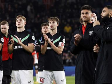 Ekspresi kecewa Mees Hilgers (kedua kanan) dan sejumlah pemain FC Twente setelah dikalahkan PSV pada laga lanjutan Liga Belanda 2024/2025 di Phillips Stadium, Eindhoven, Belanda, Sabtu (07/12/2024). (AFP/ANP/Maurice Van Steen)
