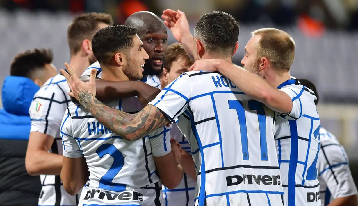 Para pemain Inter Milan merayakan gol yang dicetak oleh Romelu Lukaku ke gawang Fiorentina pada laga Coppa Italia di Stadion Artemio Franchi, Rabu (13/01/2021). Inter Milan menang dengan skor 2-1. (Jennifer Lorenzini/LaPresse via AP)