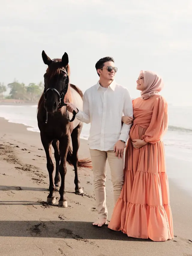 Bak Prewedding, Ini 6 Gaya Pemotretan Babymoon Zaskia Sungkar dan Irwansyah di Bali