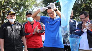 Menteri Pariwisata dan Ekonomi Kreatif (Menparekraf) Sandiaga Uno memanen ratusan kilo ikan lele bersama warga RW01 Kelurahan Pesanggrahan, Jakarta Selatan. (Istimewa)