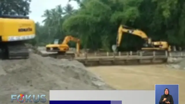 Empat alat berat dikerahkan untuk membersihkan lumpur banjir di Dolo Selatan, Sigi, Sulawesi Selatan.