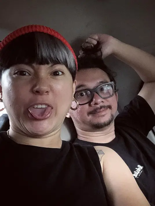 "Kalau ambil positifnya, Tuhan kasih pandemi ini menurut aku ya, bukan tanpa alasan. Jadi, benar kita harus balik lagi ke rumah, berdekatan sama keluarga lagi, kayak berkaca diri, membersihkan diri lagi, sayang sama dunia, sayang sama alam lagi," ucap Poppy Sovia. (Instagram/popsovia)