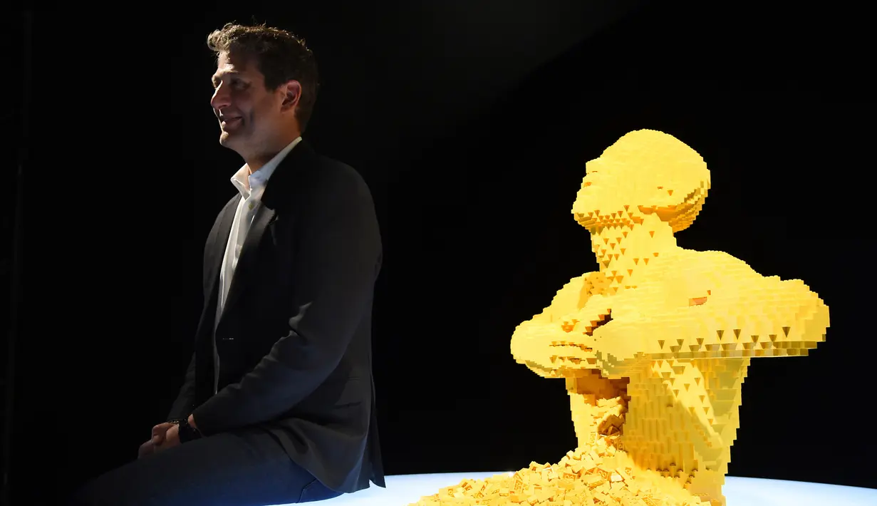 Seniman kontemporer Nathan Sawaya duduk dekat karya seni lego buatannya yang paling terkenal ‘Yellow’ saat pratinjau pameran The Art of the Brick di California Science Center, Amerika Serikat, Rabu (26/2/2020). Pameran ini akan menampilkan lebih dari 100 karya Nathan. (AP Photo/Chris Pizzello)