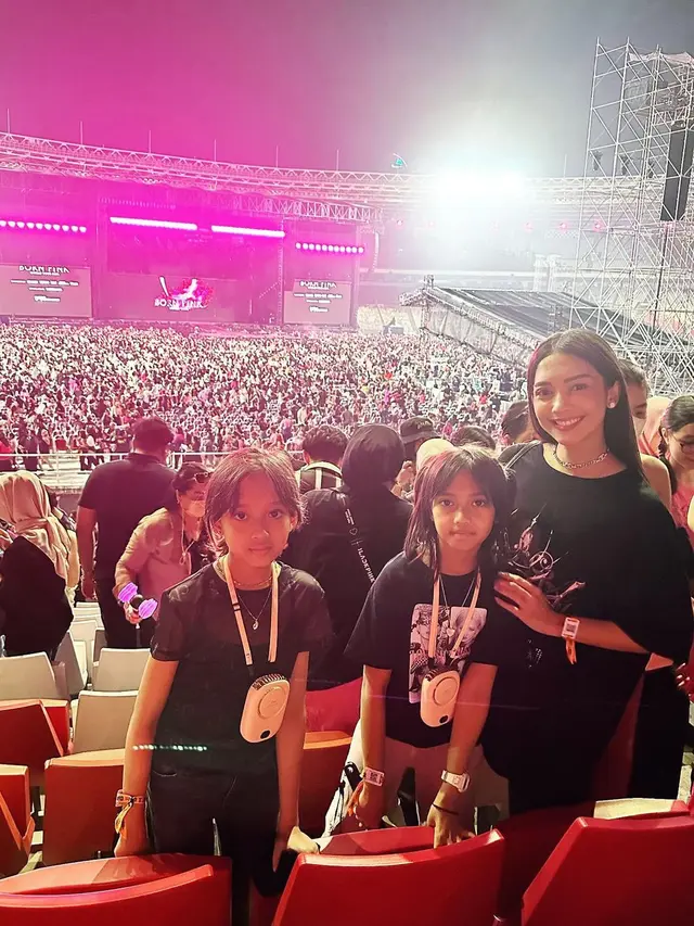 [Fimela] Ririn Dwi Ariyanti bersama anak-anak