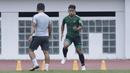 Pemain Timnas Indonesia, Andik Vermansah, melompat saat latihan di Stadion Wibawa Mukti, Jawa Barat, Sabtu (3/11). Latihan ini persiapan jelang Piala AFF 2018. (Bola.com/M Iqbal Ichsan)