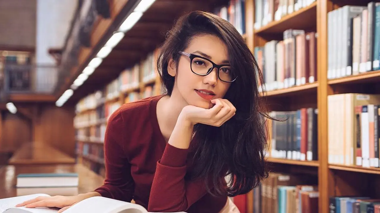Seleb Kuliah di Luar Negeri (Velove Vexia)