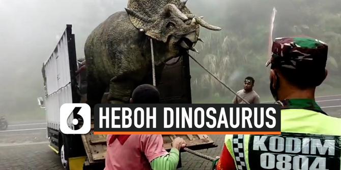 VIDEO: Heboh Penampakan Dinosaurus Diturunkan dari Truk di Magetan