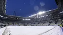 Suasana Allianz Stadium di Turin, Italia, (25/2). Salju tebal yang menutupi lapangan membuat pertandingan lanjutan Serie A Italia antara Juventus melawan Atalanta harus ditunda. (Alessandro Di Marco / ANSA via AP)
