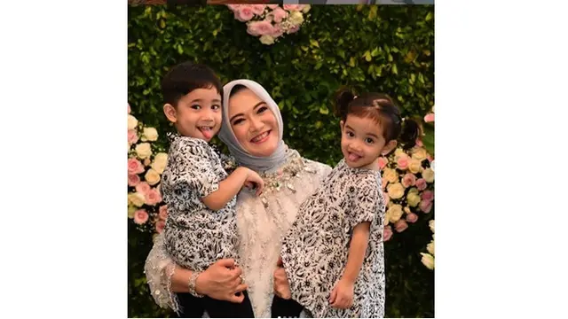 6 Potret Cantiknya Istri Mendiang Sys NS yang Menikah Lagi dengan Cinta Pertamanya