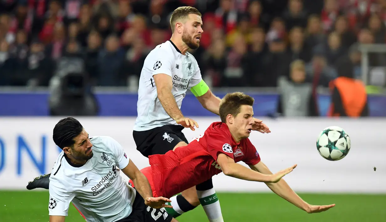 Gelandang Liverpool, Emre Can, menekel gelandang Spartak Moskow, Mario Pasalic, pada laga Liga Champions di Stadion Otkrytie Arena, Moskow, Selasa (26/9/2017). Kedua klub bermain imbang 1-1. (AFP/Kirill Kudryavtsev)