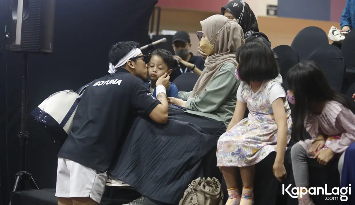 Desta langsung memeluk anak-anaknya satu persatu. Momen tersebut disaksikan oleh ratusan pasang mata yang menyaksikan pertandingan tenis meja tersebut. [Foto: KapanLagi.com®/Bayu Herdianto]