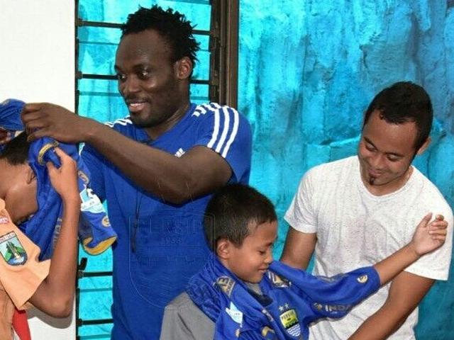 Momen Mengharukan Michael Essien Bertemu Anak Choirul Huda Indonesia Bola Com