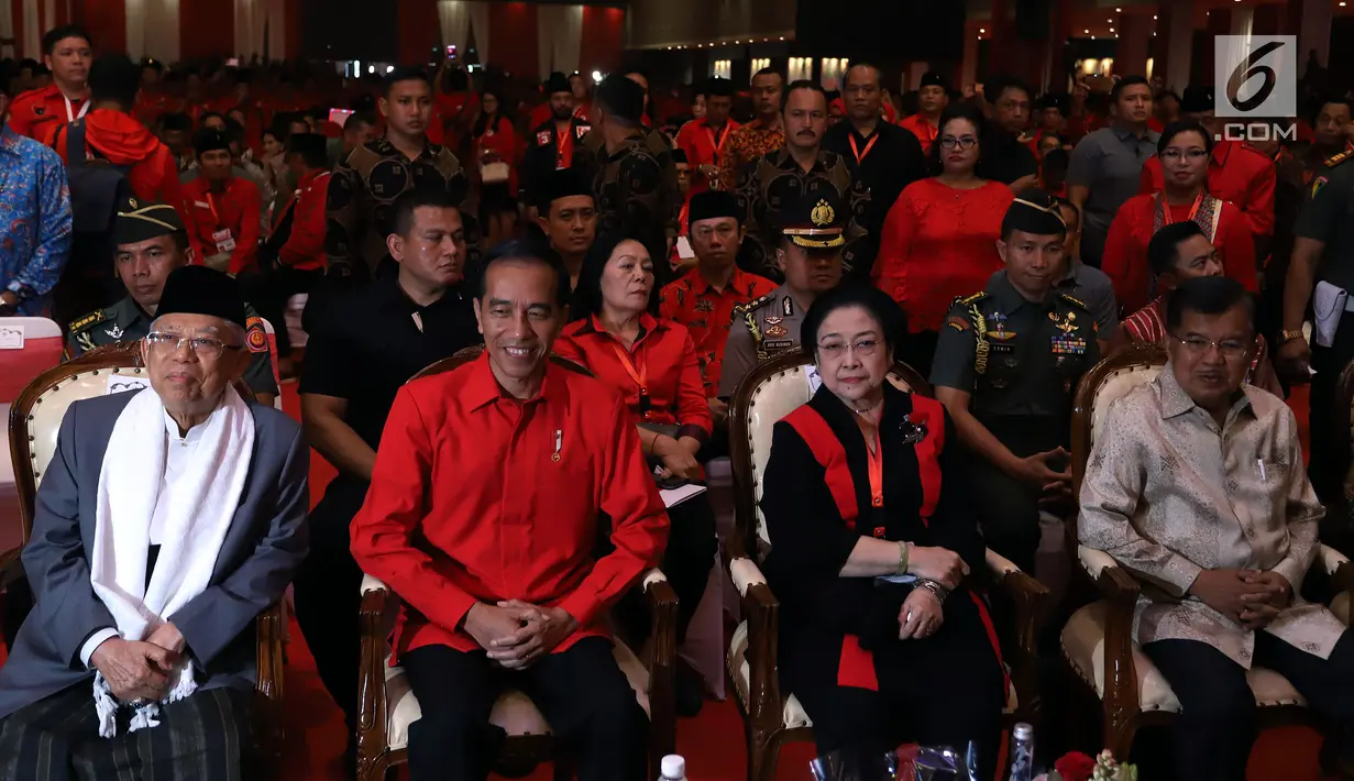 Ketua Umum PDIP Megawati Soekarnoputri bersama Presiden Joko Widodo, Wakil Presiden Jusuf Kalla dan cawapres Ma'ruf Amin potong tumpeng saat memperingati HUT ke-46 PDIP di JIExpo Kemayoran, Jakarta, Kamis (10/1). (Liputan6.com/JohanTallo)