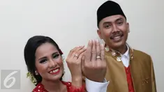 Komedian Chika Waode resmi dinikahi sang kekasih, Ajie Pujien di Kantor Urusan Agama (KUA) Gambir, Jakarta, Rabu (11/5). Chika dan Ajie mengikat janji suci pernikahan dengan mas kawin seperangkat alat sholat dan 20 boga. (Liputan6.com/Herman Zakharia)