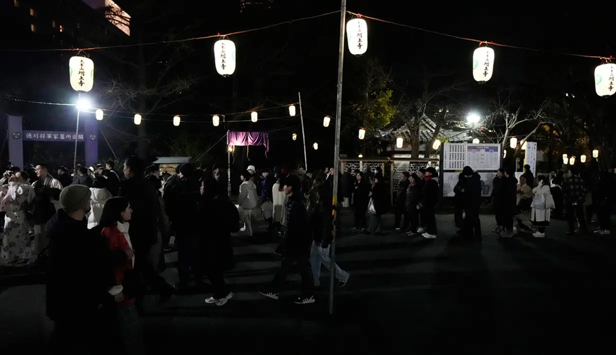 Tidak ada aturan tertentu mengenai apa yang harus dikenakan. Beberapa orang memilih untuk mengenakan kimono tradisional, sementara yang lain lebih memilih pakaian sehari-hari. (AP Photo/Eugene Hoshiko)