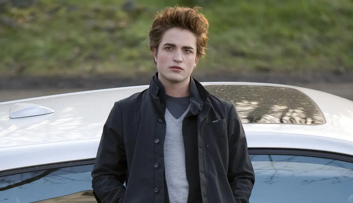 Robert Pattinson terlahir dengan aksen British. Penampilannya di Twilight dengan aksen Amerika memang bisa dibilang hampir sempurna. Namun terkadang ia sendiri terdengar aneh dan tak nyaman. (ew.com)