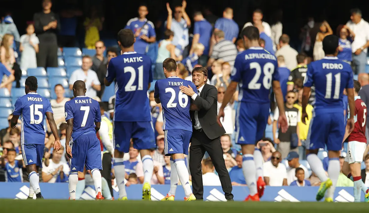 Pelatih Chelsea, Antonio Conte, menyapa pemainnya usai menaklukkan Burnley. Chelsea kini memimpin klasemen Premier League dengan poin sembilan disusul Everton pada posisi kedua dengan nilai tujuh. (Reuters/Andre Couldridge)