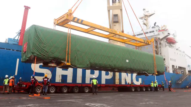 Rangkaian Kereta Cepat Jakarta - Bandung Tiba di Pelabuhan Tanjung Priok