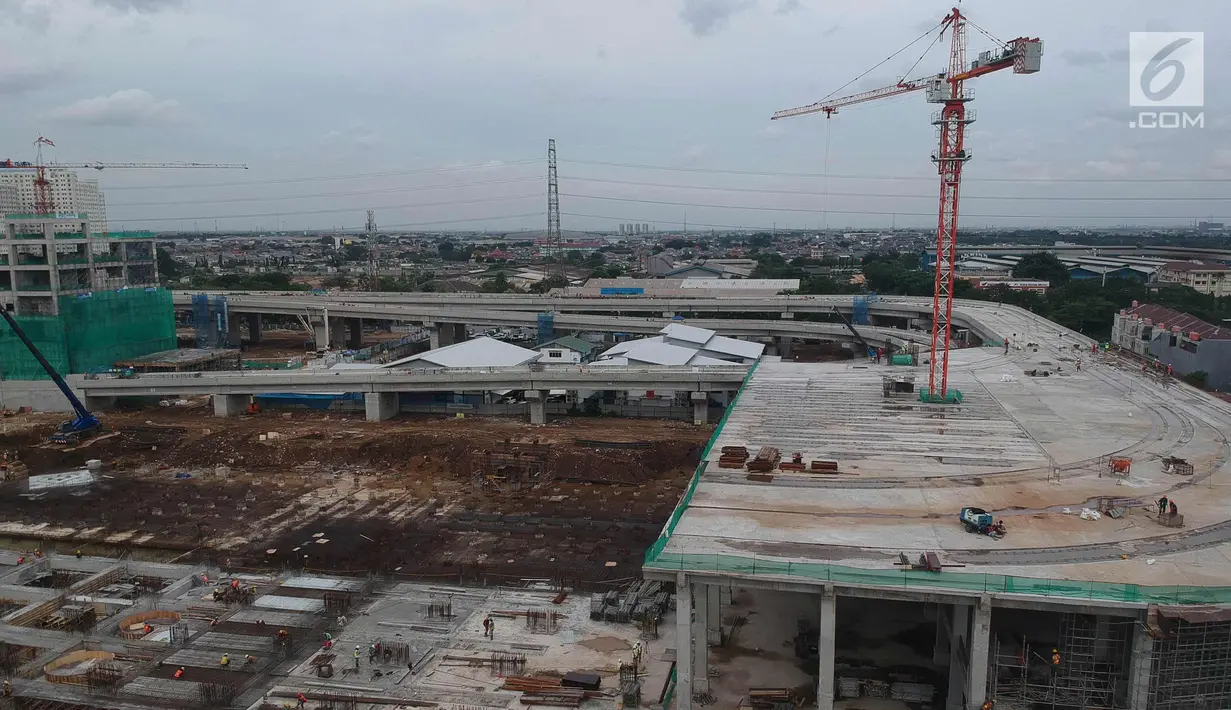 Suasana proyek pembangunan Depo Light Rail Transit (LRT) di kawasan Kelapa Gading, Jakarta Utara, Kamis (25/1). Progres pembangunan proyek LRT Jakarta secara keseluruhan telah mencapai 56,94 persen pada Januari 2018. (Liputan6.com/Arya Manggala)