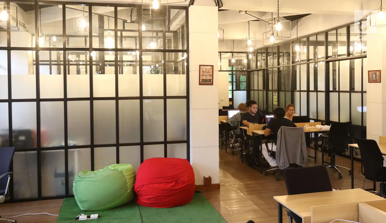 Suasana saat sejumlah orang menggunakan fasilitas Cocowork di Jakarta, Selasa (26/6). Cocowork memiliki kapasitas yang cukup besar dan berada di 21 lokasi di Jakarta dan Medan. (Liputan6.com/Angga Yuniar)