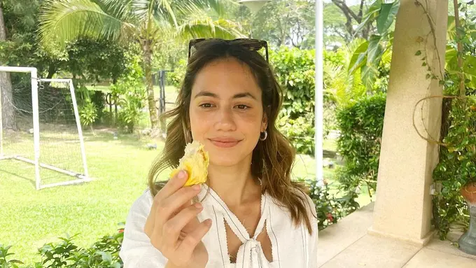 Pevita Pearce saat makan durian untuk pertama kali (Instagram/pevpearce)