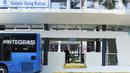 Bus Transjakarta berhenti di Halte Gelora Bung Karno (GBK), Jakarta, Kamis (18/8/2022). PT Transportasi Jakarta (TransJakarta) kembali mengoperasikan Halte Gelora Bung Karno (GBK) setelah rampung direvitalisasi. Halte GBK efektif melayani pelanggan bertepatan di HUT Ke-77 RI pada Rabu, 17 Agustus 2022 kemarin. (Liputan6.com/Herman Zakharia)