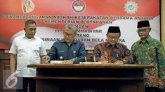 Menteri Pertahanan, Ryamizard Ryacudu (kiri), Ketua Umum PP Muhammadiyah Haedar Nashir (kanan) menyaksikan MoU Kemenhan dengan Pimpinan Pusat Muhammadiyah di Kementerian Pertahanan, Jakarta, Selasa (13/4). (Liputan6.com/Faizal Fanani)