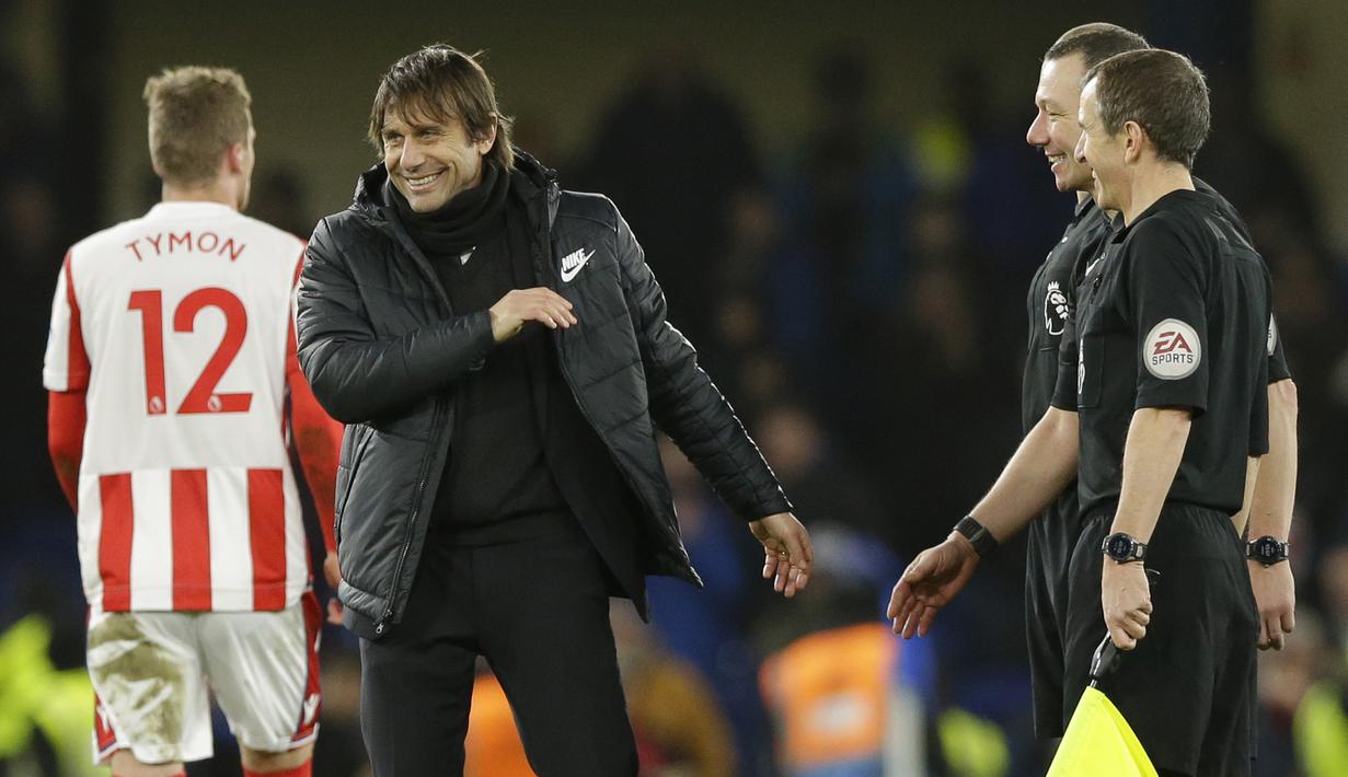 Ekspresi senang pelatih Chelsea, Antonio Conte usai timnya menang atas Stoke City pada lanjutan Premier League di Stamford Bridge, London (30/12/2017). Chelsea menang 5-0. (AP/Alastair Grant)