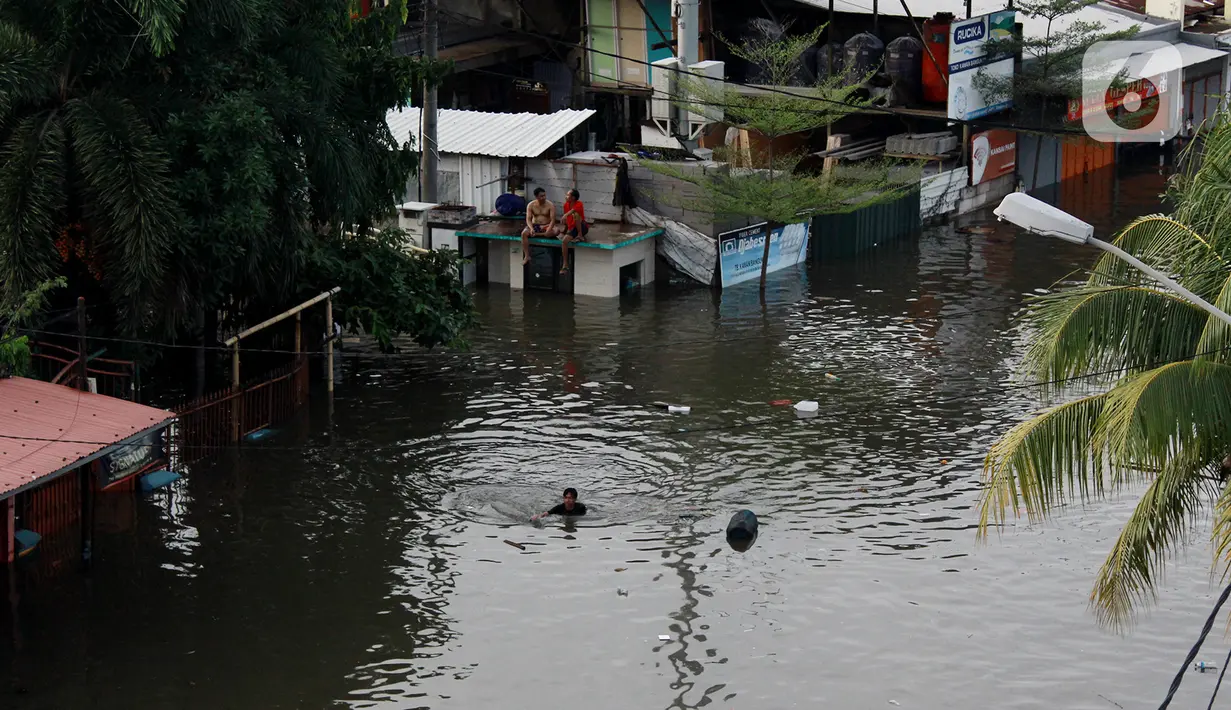 Kondisi banjir yang merendam perumahan Villa Mutiara Pluit, Tangerang, Banten, Senin (3/2/2020). Banjir disebabkan jebolnya tanggul sungai di sekitar kawasan tersebut. (merdeka.com/Magang/Muhammad Fayyadh)
