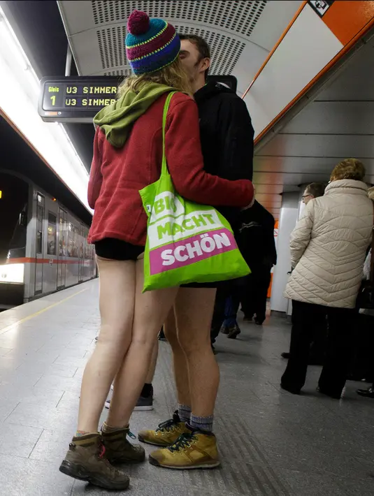 Pasangan saat berpartisipasi dalam "No Pants Subway Ride" di Wina, Austria, (10/1/2016). Acara ini dimulai pada tahun 2002 dengan peserta hanya tujuh orang. (AFP/Georg Hochmuth)